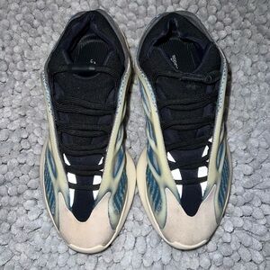 YEEZY 700 V3 Kyanite size 6.5